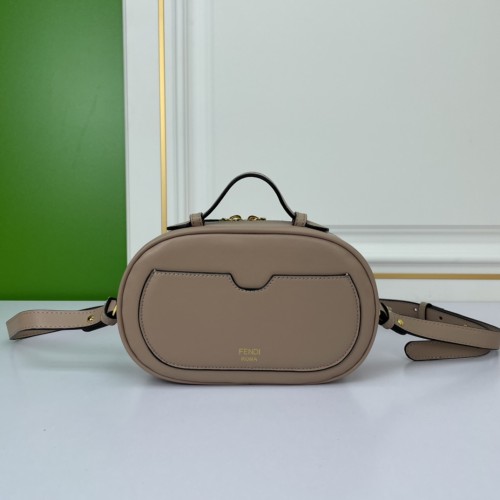 Fendi Oval Camera Bag in Leather Sizes:21×12.5×7CM