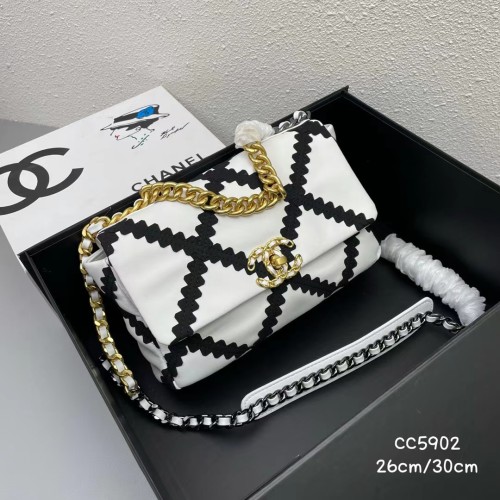 Chanel Diamond Chain Diagonal Hand Bag Sizes:25/19/9cm
