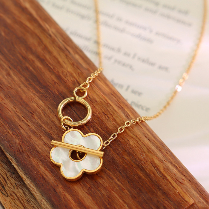 White Flower Seashell Ot Buckle Necklace Stainless Steel Plated Non Fading for Women Decoration on The Neck Chain Jewelry