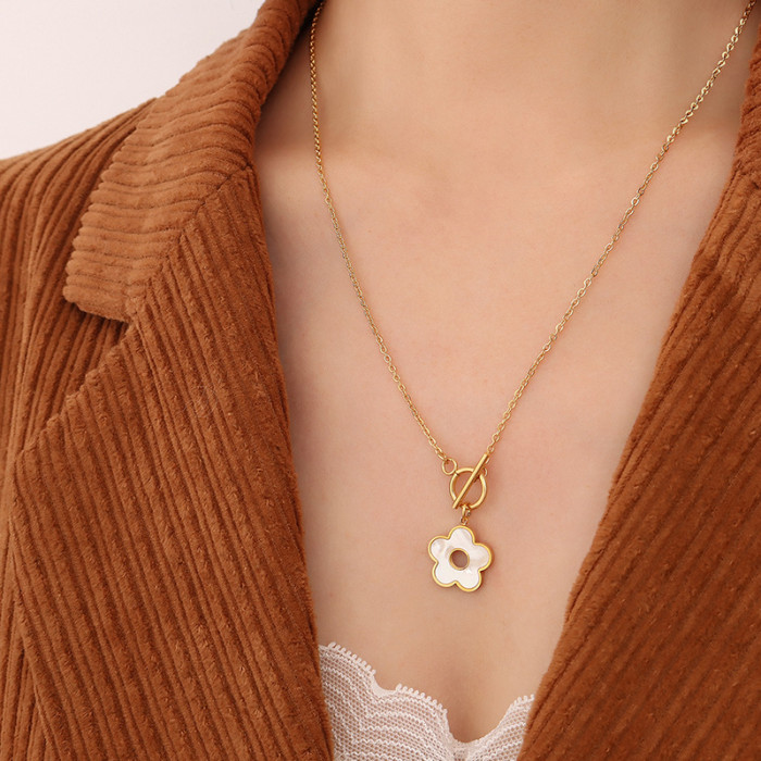 White Flower Seashell Ot Buckle Necklace Stainless Steel Plated Non Fading for Women Decoration on The Neck Chain Jewelry