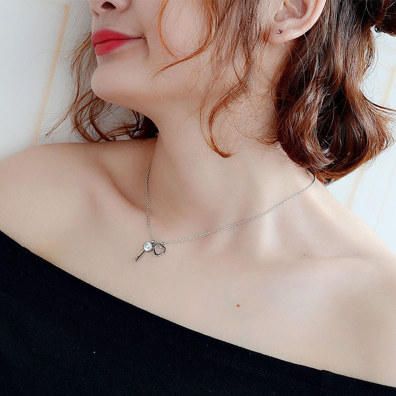 New Fashion Creative Peach Heart Lock Key Necklace Key Micro Inlaid Zircon Pendant Gift for Women