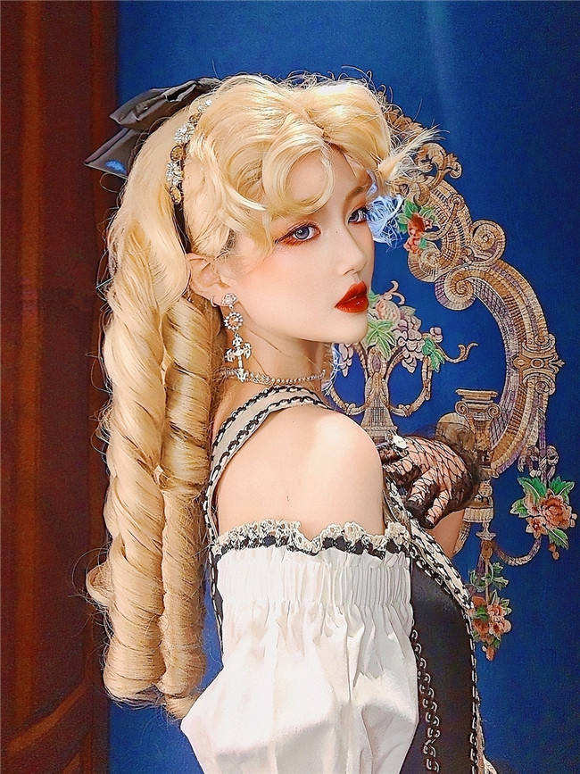 Duke's Daughter Roman Curls Blonde Lolita Wig