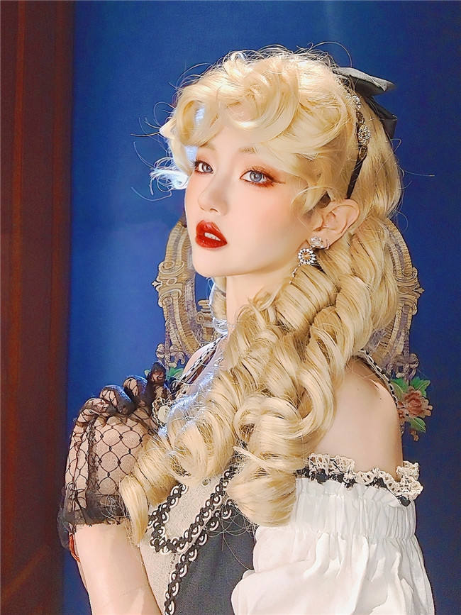 Duke's Daughter Roman Curls Blonde Lolita Wig