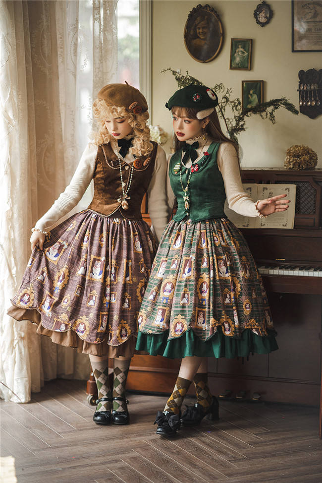 Miss Point ~The Kitty In the Frame Christmas Lolita Vest + Skirt Set  In Stock