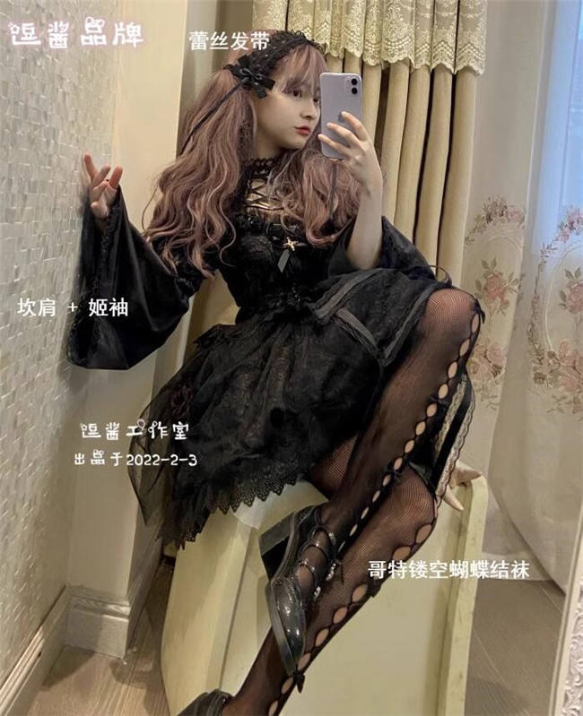 A Cage of Roses Elegant Gothic Lolita Dress and Accessories