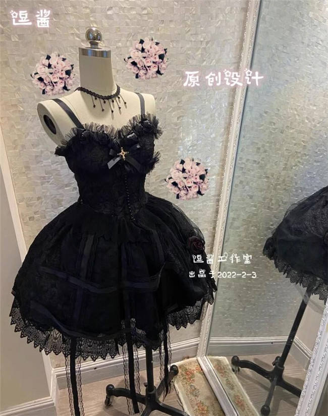 A Cage of Roses Elegant Gothic Lolita Dress and Accessories