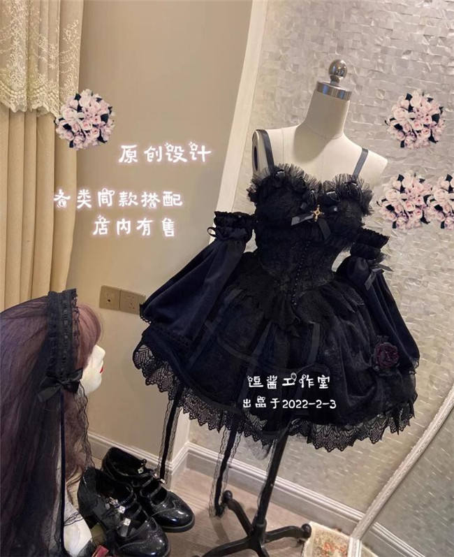 A Cage of Roses Elegant Gothic Lolita Dress and Accessories