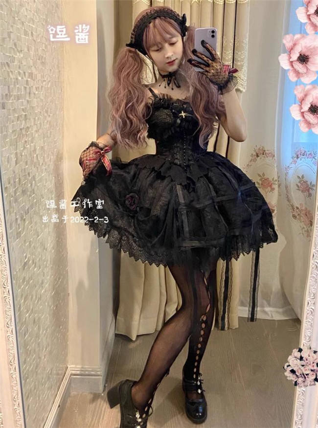A Cage of Roses Elegant Gothic Lolita Dress and Accessories