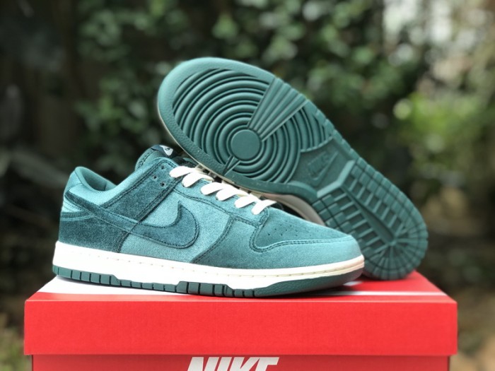 Authentic Nike Dunk Low “Green Velvet“