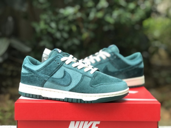 Authentic Nike Dunk Low “Green Velvet“