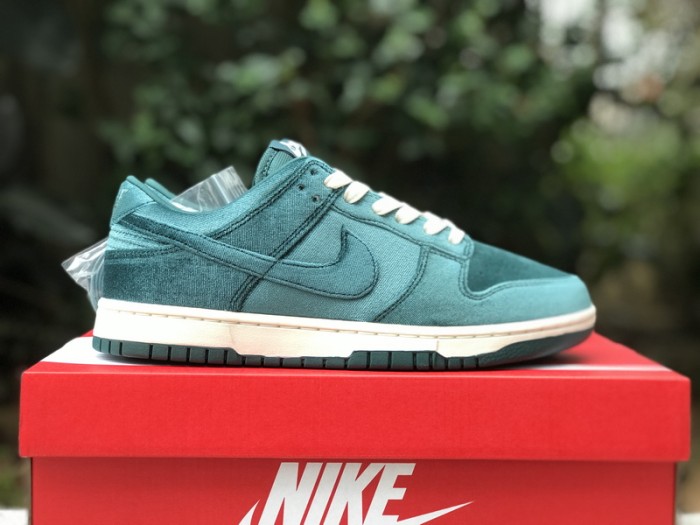 Authentic Nike Dunk Low “Green Velvet“