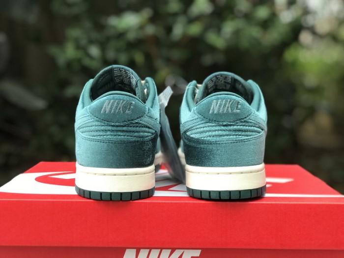 Authentic Nike Dunk Low “Green Velvet“