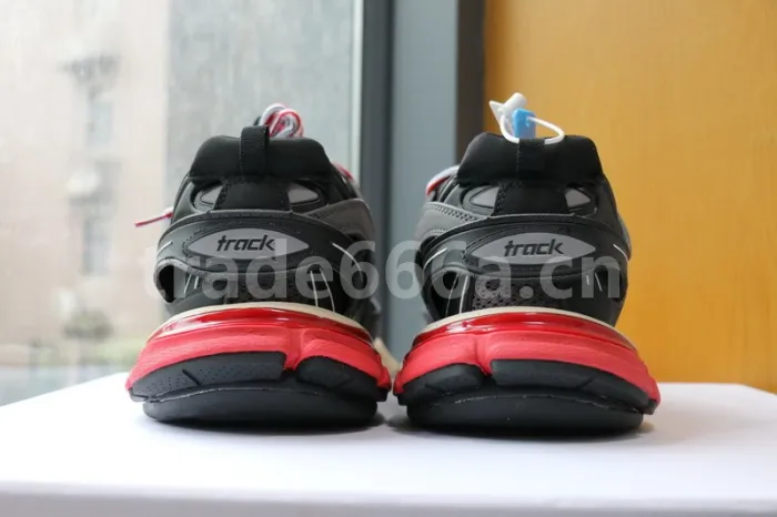 B 17FW Tripe-S High End Sneaker-052