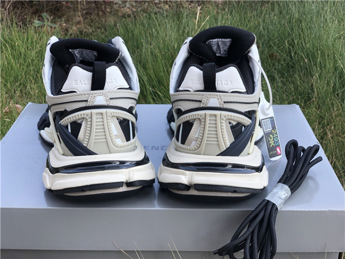 B 17FW Tripe-S High End Sneaker-106