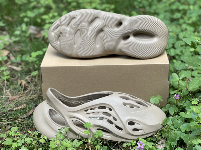 Authentic Yeezy Foam Runner “Mist”