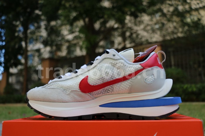 Authentic sacai x Nike VaporWaffle “Royal Fuchsia ”