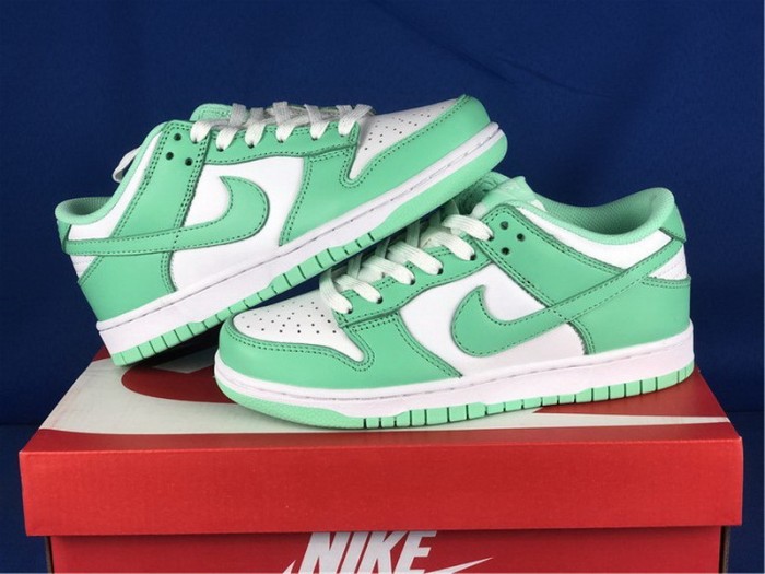 Authetnic Nike Dunk Low WMNS “Green Glow”