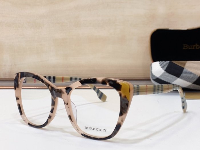 Burberry Sunglasses AAAA-943