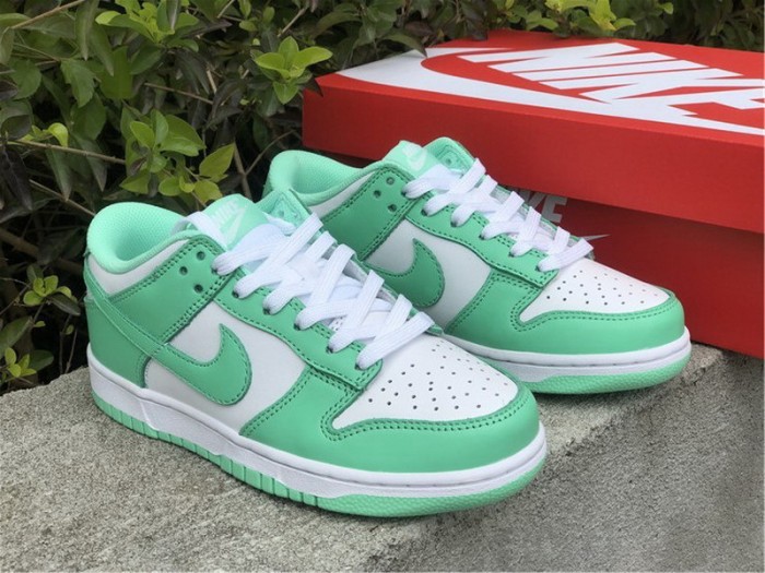 Authetnic Nike Dunk Low WMNS “Green Glow”
