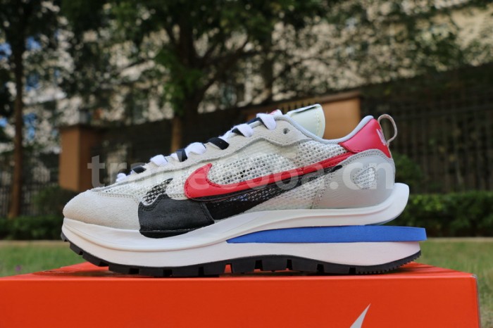 Authentic sacai x Nike VaporWaffle “Royal Fuchsia ”