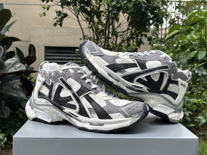 B 17FW Tripe-S High End Sneaker-427