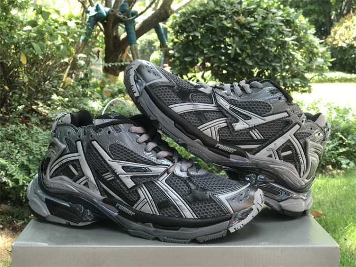 B 17FW Tripe-S High End Sneaker-389