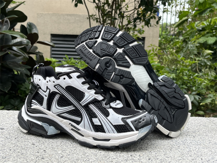 B 17FW Tripe-S High End Sneaker-430