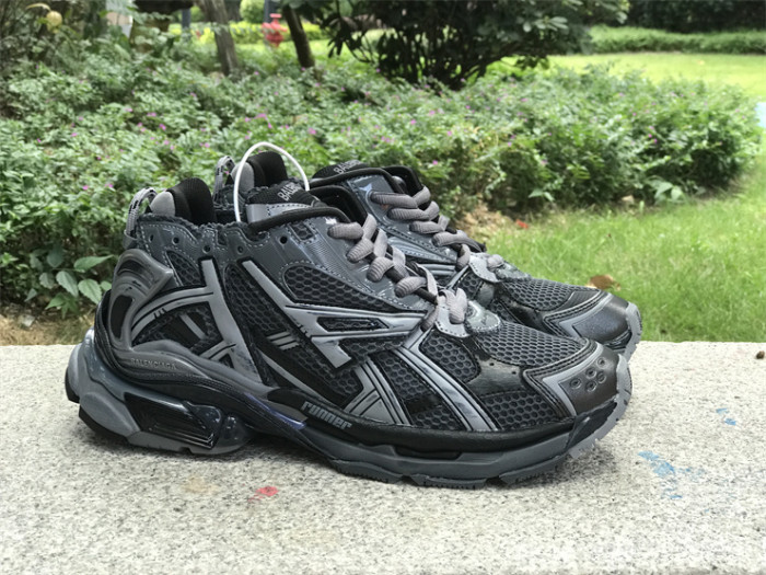 B 17FW Tripe-S High End Sneaker-389