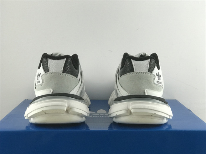 B 17FW Tripe-S High End Sneaker-404