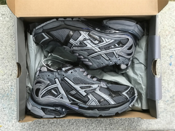 B 17FW Tripe-S High End Sneaker-389