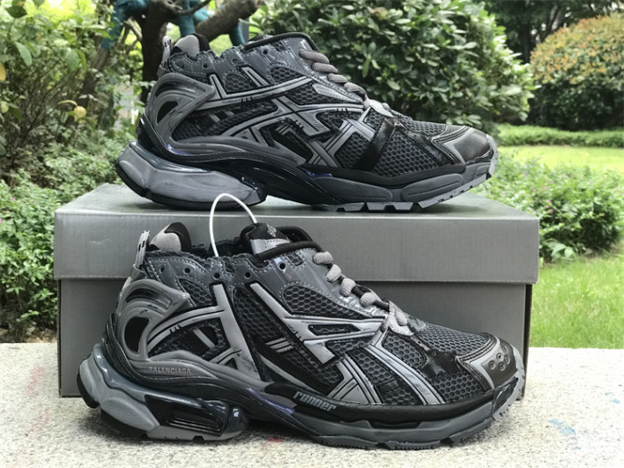 B 17FW Tripe-S High End Sneaker-389