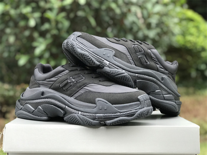 B 17FW Tripe-S High End Sneaker-342