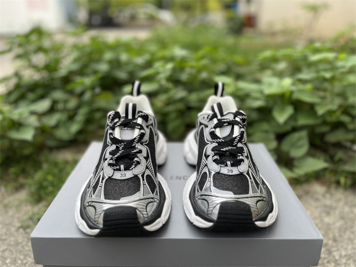 B 17FW Tripe-S High End Sneaker-673