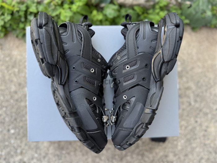 B 17FW Tripe-S High End Sneaker-679