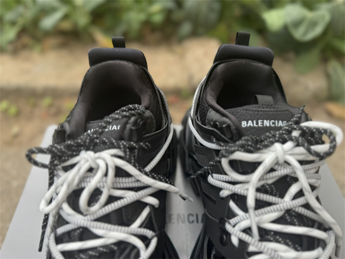 B 17FW Tripe-S High End Sneaker-688