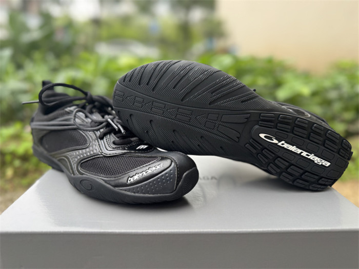 B 17FW Tripe-S High End Sneaker-700