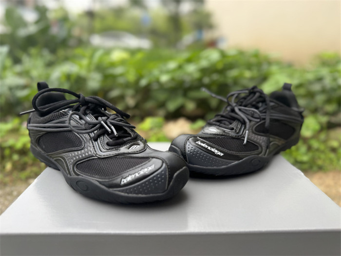 B 17FW Tripe-S High End Sneaker-700