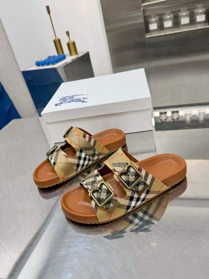 Burberry men slippers AAA-082