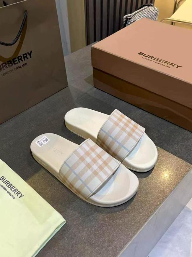 Burberry women slippers AAA-062