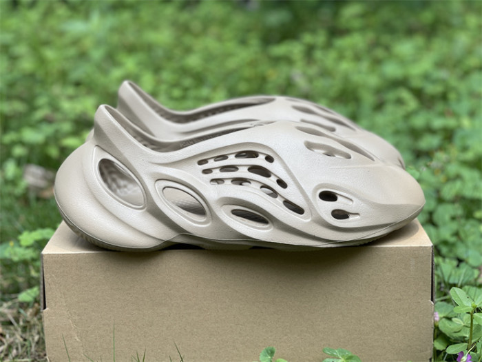 Authentic Yeezy Foam Runner “Mist”