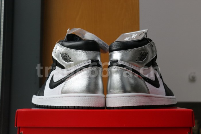 Authentic Air Jordan 1 High OG WMNS “Silver Toe” Women size