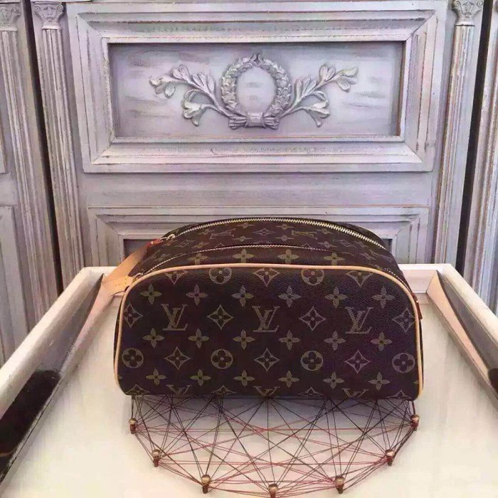LV King Size Toletry Bag M47528