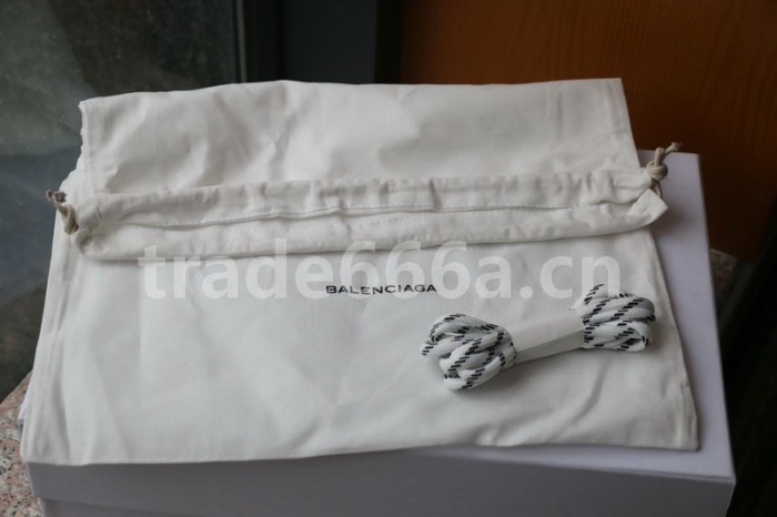 B 17FW Tripe-S High End Sneaker-032