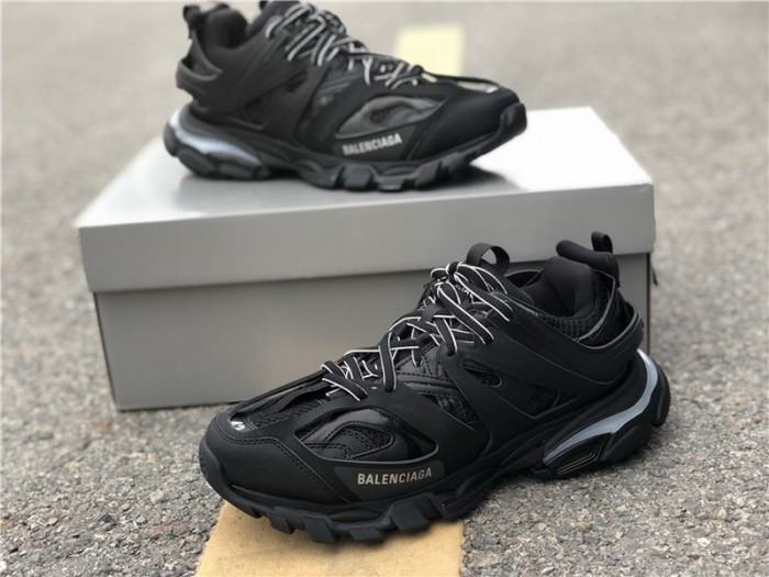 B 17FW Tripe-S High End Sneaker-084