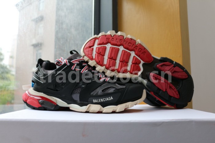 B 17FW Tripe-S High End Sneaker-052