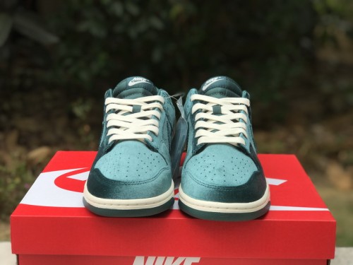 Authentic Nike Dunk Low “Green Velvet“