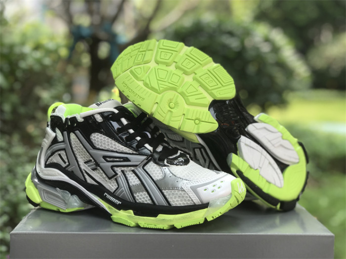 B 17FW Tripe-S High End Sneaker-380