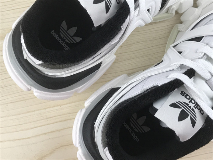 B 17FW Tripe-S High End Sneaker-404