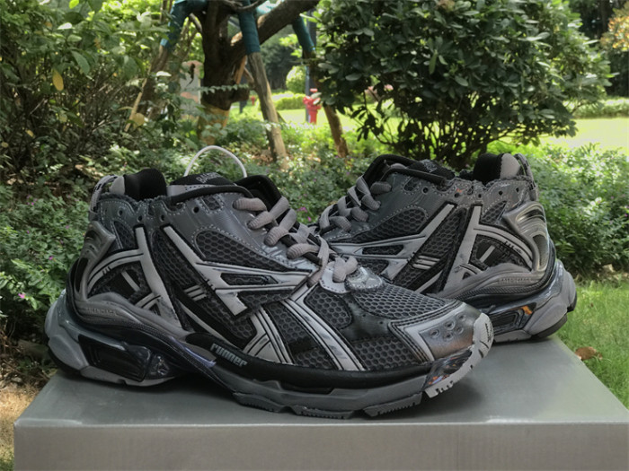 B 17FW Tripe-S High End Sneaker-389