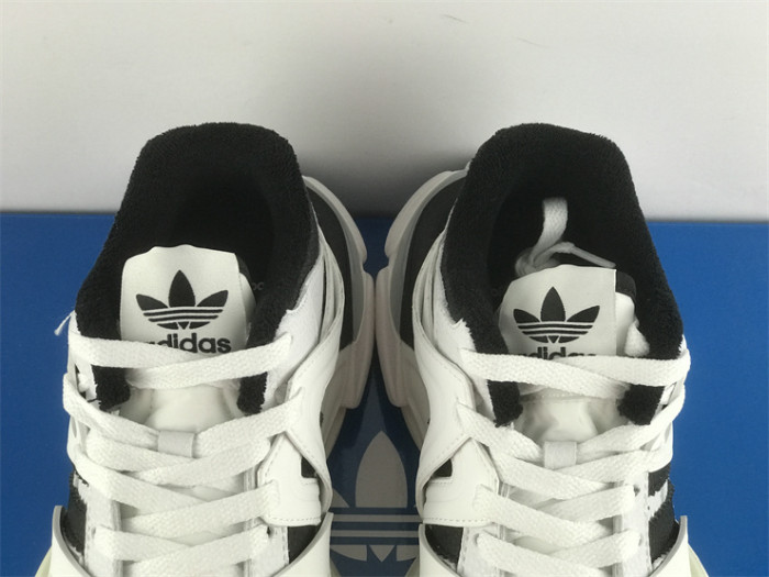 B 17FW Tripe-S High End Sneaker-404